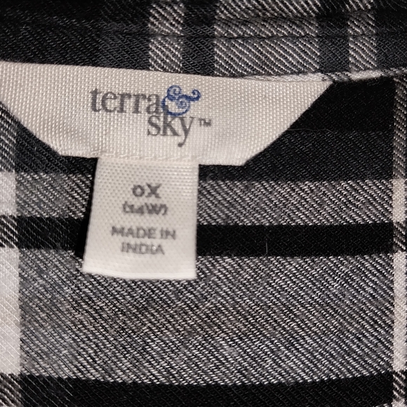 Black and White Plaid Shirt Viscose. - Picture 8 of 8